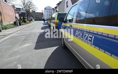 Vechta, Deutschland. März 2024. Zahlreiche Polizeifahrzeuge stehen vor der Kundgebung "Solidarität mit Daniela" vor dem Gefängnis in Vechta, wo das ehemalige RAF-Mitglied Daniela Klette im Frauengefängnis in Vechta festgehalten wird. Klette wurde Ende Februar in Berlin verhaftet. Quelle: Carmen Jaspersen/dpa/Alamy Live News Stockfoto