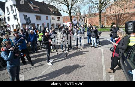 Vechta, Deutschland. März 2024. Ariane Müller spricht bei der "Solidarität mit Daniela"-Kundgebung vor dem Gefängnis in Vechta. Sie hatte auch diese Kundgebung registriert. Das ehemalige RAF-Mitglied Daniela Klette befindet sich im Frauengefängnis in Vechta. Klette wurde Ende Februar in Berlin verhaftet. Quelle: Carmen Jaspersen/dpa/Alamy Live News Stockfoto