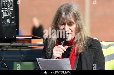 Vechta, Deutschland. März 2024. Ariane Müller spricht bei der "Solidarität mit Daniela"-Kundgebung vor dem Gefängnis in Vechta. Das ehemalige RAF-Mitglied Daniela Klette befindet sich im Frauengefängnis in Vechta. Klette wurde Ende Februar in Berlin verhaftet. Quelle: Carmen Jaspersen/dpa/Alamy Live News Stockfoto