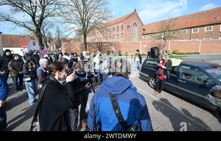 Vechta, Deutschland. März 2024. Ariane Müller (r) spricht bei der "Solidarität mit Daniela"-Kundgebung vor dem Gefängnis in Vechta. Sie hatte auch die Kundgebung registriert. Das ehemalige RAF-Mitglied Daniela Klette befindet sich im Frauengefängnis in Vechta. Klette wurde Ende Februar in Berlin verhaftet. Quelle: Carmen Jaspersen/dpa/Alamy Live News Stockfoto