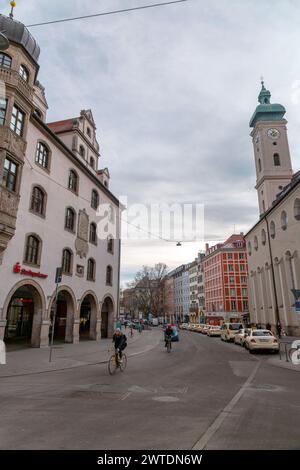 München - 25. Dezember 2021: Typische Architektur und Straßenblick in München, der Hauptstadt des Bayerischen Landes. Stockfoto