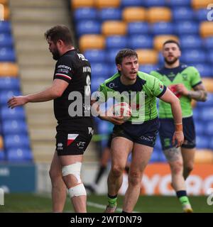 London, Großbritannien. März 2024. Adam Holroyd von Warrington Wolves erzielte einen Tauchversuch, um die Punktzahl 0-16 während des Super League-Spiels zwischen London Broncos und Warrington Wolves am 17. März 2024 in der Plough Lane in London zu erreichen. Foto von Ken Sparks. Nur redaktionelle Verwendung, Lizenz für kommerzielle Nutzung erforderlich. Keine Verwendung bei Wetten, Spielen oder Publikationen eines einzelnen Clubs/einer Liga/eines Spielers. Quelle: UK Sports Pics Ltd/Alamy Live News Stockfoto