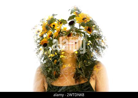 Ein doppelt belichtetes Porträt einer lächelnden Frau verschmolz mit gelben Blumen Stockfoto