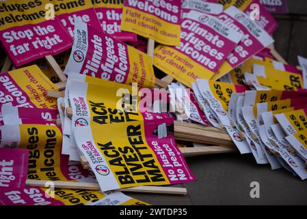 Plakate werden während der Demonstration zum Anti-Rassismus-Tag von Theun gesehen. Der Trades Union Congress (TUC) unterstützt den Kampf gegen Rassismus-marsch und -Kundgebung, der den UN-Tag für die Beseitigung der Rassendiskriminierung feiert. Die Demonstration hebt die internationalen Verpflichtungen des Vereinigten Königreichs zur Bekämpfung von Rassismus und Fremdenfeindlichkeit hervor und gibt eine wichtige öffentliche Erklärung ab, dass Gewerkschaften und andere Organisationen gegen die zunehmend rassistischen und fremdenfeindlichen Maßnahmen sind, die sich gegen einige der am stärksten gefährdeten Mitglieder der Gemeinschaften richten. Stockfoto