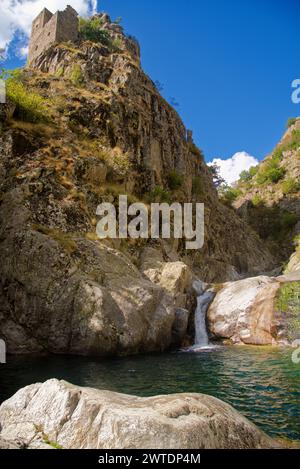 les Gorges et la Tour de Borne au pied du petit Village de Borne dans le Vercors Stockfoto