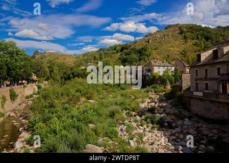 Le Pont-de-Montvert, Languedoc-Roussillon, par une belle journée d'été -Le Pont-de-Montvert, Languedoc-Roussillon, Frankreich an einem schönen Sommertag Stockfoto