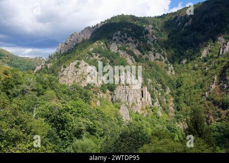 les Gorges et la Tour de Borne au pied du petit Village de Borne dans le Vercors Stockfoto