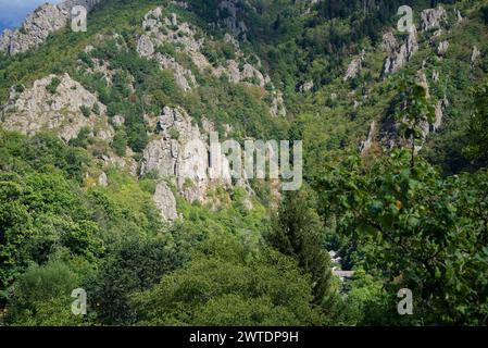 les Gorges et la Tour de Borne au pied du petit Village de Borne dans le Vercors Stockfoto