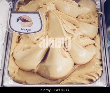 Eine köstliche Präsentation von Mango Gelato (Sesimbra, Portugal) Stockfoto