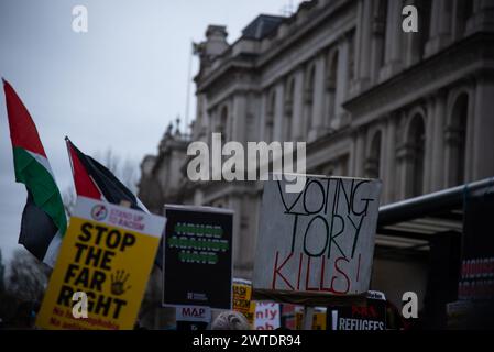 London, Großbritannien. März 2024. Demonstranten halten Plakate während der UN-Demonstration gegen Rassismus. Der Trades Union Congress (TUC) unterstützt den Kampf gegen Rassismus-marsch und -Kundgebung, der den UN-Tag für die Beseitigung der Rassendiskriminierung feiert. Die Demonstration hebt die˜internationalen Verpflichtungen des Vereinigten Königreichs zur Bekämpfung von Rassismus und Fremdenfeindlichkeit hervor und gibt eine wichtige öffentliche Erklärung ab, dass Gewerkschaften und andere Organisationen gegen die zunehmend rassistischen und fremdenfeindlichen Maßnahmen sind, die sich gegen einige der am stärksten gefährdeten Mitglieder der Gemeinschaften richten. (Bild: © Loredana Sangi Stockfoto