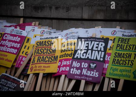 Plakate werden während der Demonstration zum Anti-Rassismus-Tag von Theun gesehen. Der Trades Union Congress (TUC) unterstützt den Kampf gegen Rassismus-marsch und -Kundgebung, der den UN-Tag für die Beseitigung der Rassendiskriminierung feiert. Die Demonstration hebt die internationalen Verpflichtungen des Vereinigten Königreichs zur Bekämpfung von Rassismus und Fremdenfeindlichkeit hervor und gibt eine wichtige öffentliche Erklärung ab, dass Gewerkschaften und andere Organisationen gegen die zunehmend rassistischen und fremdenfeindlichen Maßnahmen sind, die sich gegen einige der am stärksten gefährdeten Mitglieder der Gemeinschaften richten. (Foto: Loredana Sangiuliano/SOPA Images/SIPA USA) Stockfoto