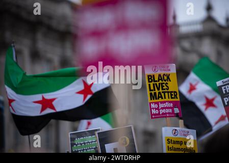 London, Großbritannien. März 2024. Aktivisten halten Plakate und Fahnen während der Demonstration zum Tag des Antirassismus Theun. Der Trades Union Congress (TUC) unterstützt den Kampf gegen Rassismus-marsch und -Kundgebung, der den UN-Tag für die Beseitigung der Rassendiskriminierung feiert. Die Demonstration hebt die˜internationalen Verpflichtungen des Vereinigten Königreichs zur Bekämpfung von Rassismus und Fremdenfeindlichkeit hervor und gibt eine wichtige öffentliche Erklärung ab, dass Gewerkschaften und andere Organisationen gegen die zunehmend rassistischen und fremdenfeindlichen Maßnahmen sind, die sich gegen einige der am stärksten gefährdeten Mitglieder der Gemeinschaften richten. (Kreditbild: © Loreda Stockfoto