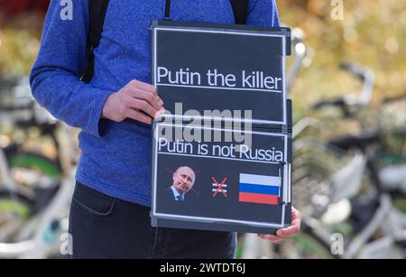 Seoul, Südkorea. März 2024. Ein Russe, der in Südkorea lebt, hält während des Protests gegen die russischen Präsidentschaftswahlen und den Krieg in der Ukraine in der Nähe der russischen Botschaft in Seoul ein Plakat. Die russischen Präsidentschaftswahlen finden derzeit vom 15. Bis 17. März 2024 statt. Dies ist die achte Präsidentschaftswahl im Land. Der Gewinner wird voraussichtlich am 7. Mai 2024 eingeweiht. Quelle: SOPA Images Limited/Alamy Live News Stockfoto