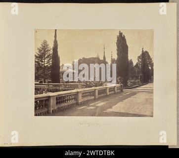 Lalbag. Bangalore. Unbekannt, Fotograf ca. 1866–1870 Ansicht eines Abschnitts des Botanischen Gartens von Lalbagh. Der Bandstativ mit seinem konischen Dach ist im mittleren linken Bereich des Bildes zu sehen, während einige Brüstungen im Vordergrund zu sehen sind. (Recto, bedruckt) oben links, in brauner Tinte: '7'; (Recto, Mount) unten links, in Bleistift: 'A48.39'; unten in der Mitte, in Bleistift: 'Lalbag   Bangalore.'; Stockfoto