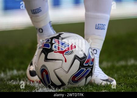 EFL Puma Match Ball mit Leeds United Spieler hinter dem Sky Bet Championship Match Leeds United vs Millwall in Elland Road, Leeds, Großbritannien, 17. März 2024 (Foto: James Heaton/News Images) Stockfoto