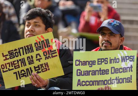 Seoul, Südkorea. März 2024. Mitglieder einer Menschenrechtsgruppe für Migranten, die Antidiskriminierungsgesetze erlassen, rufen Slogans und halten Plakate bei einer Kundgebung am Seoul Station Square, um den Internationalen Tag zur Beseitigung des Rassismus zu feiern. Der Internationale Tag zur Beseitigung der Rassendiskriminierung wird jährlich am 21. März begangen, da er 1966 von den Vereinten Nationen ausgerufen wurde. Quelle: SOPA Images Limited/Alamy Live News Stockfoto