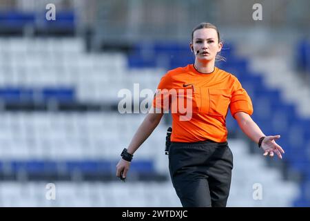 Birmingham, Großbritannien. März 2024. Schiedsrichter Abby Dearden während des Womens Championship-Spiels zwischen Birmingham City Women und Blackburn Rovers Women am 17. März 2024 in St Andrews, Birmingham, England. Foto von Stuart Leggett. Nur redaktionelle Verwendung, Lizenz für kommerzielle Nutzung erforderlich. Keine Verwendung bei Wetten, Spielen oder Publikationen eines einzelnen Clubs/einer Liga/eines Spielers. Quelle: UK Sports Pics Ltd/Alamy Live News Stockfoto