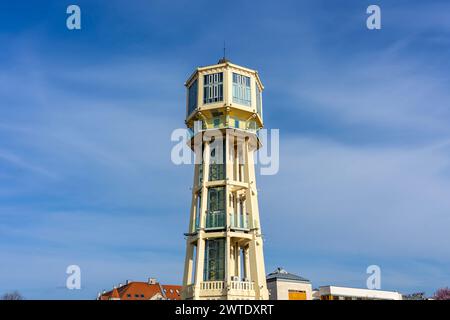 Siofok Wasseraussichtsturm mit blauem Himmel in Ungarn. Stockfoto