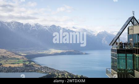 Touristen auf einem Aussichtspunkt genießen die Aussicht auf die wunderschöne alpine Landschaft hoch über dem See, Neuseeland. Stockfoto