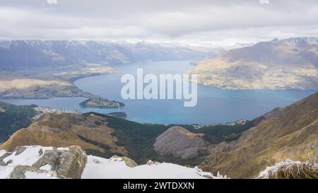 Blick auf Township, alpinen See und umliegende Berge vom Gipfel in Neuseeland. Stockfoto