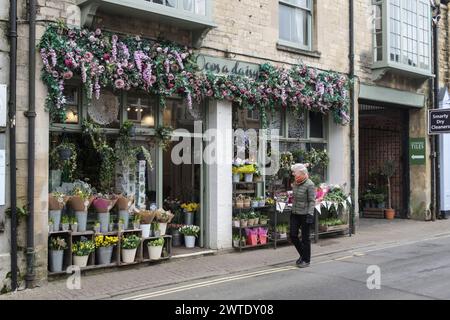 Rund um Cirencester, eine kleine Stadt in Gloucestershire. Oh, ein Gänseblümchenladen Stockfoto