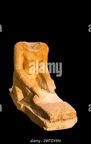 Alexandria National Museum, Modellstatuette eines Dieners, der Teig knete, um Brot zu machen. Mit der rechten Hand kratzt er mit einem Werkzeug. Stockfoto