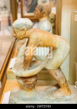 Ägyptisches Museum Kairo, Modellstatuette eines männlichen Brauers. Stockfoto