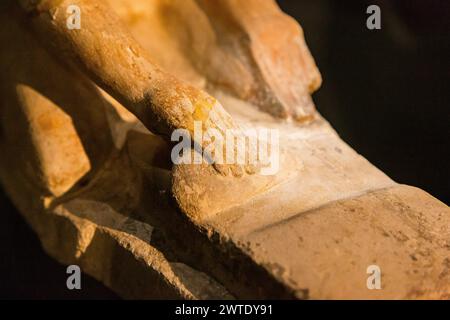 Alexandria National Museum, Modellstatuette eines Dieners, der Teig knete, um Brot zu machen. Mit der rechten Hand kratzt er mit einem Werkzeug. Stockfoto