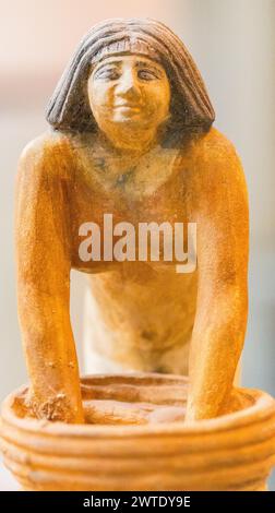 Ägyptisches Museum Kairo, Modellstatuette einer Brauerin. Stockfoto