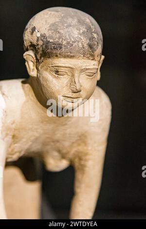 Nationalmuseum von Alexandria, Modellstatuette eines Dieners, der Körner mit einem runden Stein zerquetscht. Stockfoto