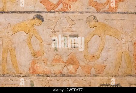 Ägypten, Sakkara, Grab von Ty, Bäckerei Szenen : Guss Laub und Teig in die Mini-Öfen. Stockfoto