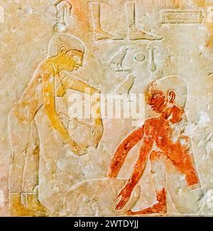 Ägypten, Kairo, Ägyptisches Museum, aus dem Grab von Kaemrehu, Saqqara, Detail eines großen Reliefs Darstellung landwirtschaftlicher Szenen : Hinzufügen von Wasser in Bierteig. Stockfoto