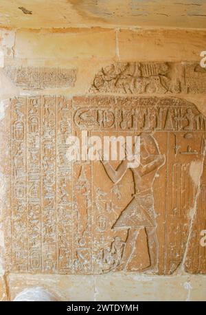 Ägypten, Sakkara, nahe dem Unas-Damm, Ruinen der Khenu-Mastaba: Khenu mit seinem Sohn Seniusis. Stockfoto