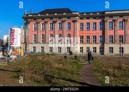 In Anspielung auf René Magrittes Ölgemälde einer Pfeife mit der Negativbeschriftung „Ceci n'EST pas une pipe“ lautet die Fassade des brandenburgischen Landtags auf Französisch „Ceci n'EST pas un chateaux“, was auf die Unzuverlässigkeit der Wahrnehmung hinweist, wie Magritte es tat. Hinter der barocken dreistöckigen Fassade befindet sich ein modernes fünfstöckiges Verwaltungs- und parlamentsgebäude. Der brandenburgische landtag befindet sich hinter der restaurierten Fassade des Potsdamer Stadtschlosses. Die Künstlerin Annette Paul hat die Worte „Ceci n'EST pas un château“ in Goldbuchstaben als ironische Distanz zum ersten Eindruck hinzugefügt Stockfoto