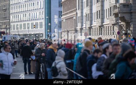 Berlin, Deutschland. März 2024. Zahlreiche Menschen stehen vor der russischen Botschaft an, um ihre Stimme für die Präsidentschaftswahlen abzugeben. Quelle: Monika Skolimowska/dpa/Alamy Live News Stockfoto