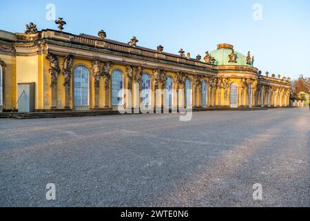 Schloss Sanssouci, ein spätes Werk des Frederikischen Rokoko, mit einer reichen Inneneinrichtung und üppig dekorierten Apartments für eine kleine Anzahl von Gästen. Erbaut 1748 von Georg Wenzeslaus von Knobelsdorff. Es ist der Rückzugsort auf dem Weinberg für Friedrich den Großen. Gelb ist die Farbe der Privatsphäre, weit entfernt vom Gerichtsverfahren. Schloss Sanssouci, Potsdam, Brandenburg, Deutschland Stockfoto