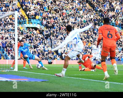 Leeds, Großbritannien. März 2024. Millwall Torhüterin Matija Sarkic rettet einen Schuss von Georginio Rutter von Leeds United während des Leeds United FC gegen Millwall FC SKY Bet EFL Championship Matches in Elland Road, Leeds, England, Großbritannien am 17. März 2024 Credit: Every Second Media/Alamy Live News Stockfoto