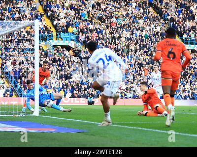 Leeds, Großbritannien. März 2024. Millwall Torhüterin Matija Sarkic rettet einen Schuss von Georginio Rutter von Leeds United während des Leeds United FC gegen Millwall FC SKY Bet EFL Championship Matches in Elland Road, Leeds, England, Großbritannien am 17. März 2024 Credit: Every Second Media/Alamy Live News Stockfoto