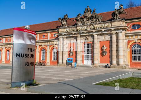 Haupteingang zum Filmmuseum Potsdam. Die Sammlungen konzentrieren sich auf das älteste Filmstudio der Welt in Babelsberg, seine Filmproduktionen und die Künstler, die dort an Filmen von Bioscop, Ufa, DEFA und Studio Babelsberg gearbeitet haben. Das Filmmuseum Potsdam ist in den ehemaligen Stallungen Potsdam, Brandenburg, Brandenburg, Deutschland untergebracht Stockfoto