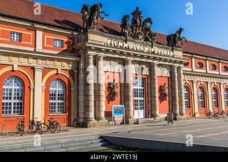 Das Filmmuseum Potsdam ist in den ehemaligen Stallungen Potsdam, Brandenburg, Brandenburg, Deutschland untergebracht. Das Filmmuseum Potsdam ist das älteste Filmmuseum mit eigener Sammlung und Ausstellungen in Deutschland Stockfoto