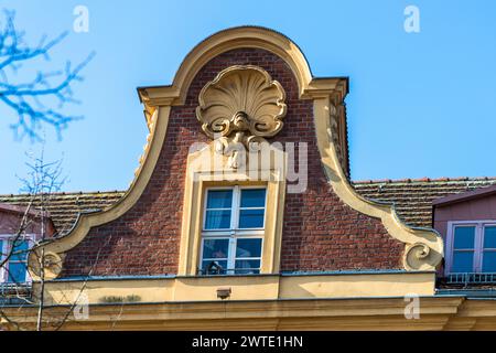 Die nach außen konkave Muscheldekoration an den Fassaden ist typisch für Potsdam. Bassinplatz, Potsdam, Brandenburg, Deutschland Stockfoto