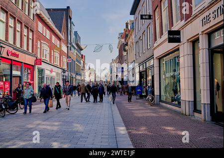 Einkaufsstraße im Stadtzentrum von Alkmaar, Niederlande Stockfoto