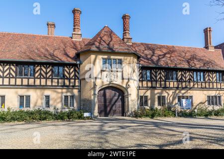 Schloss Cecilienhof war nach dem Zweiten Weltkrieg Schauplatz der Konferenz der Alliierten. Ökonomieweg, Potsdam, Brandenburg, Brandenburg, Deutschland Stockfoto