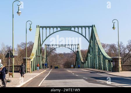 Die Glienicke-Brücke zwischen Berlin und Potsdam war während der Teilung Deutschlands gelegentlich Schauplatz des Agentenaustausches zwischen den Systemen der westlichen Welt und des Warschauer Paktes. Schwanenallee, Potsdam, Brandenburg, Deutschland Stockfoto