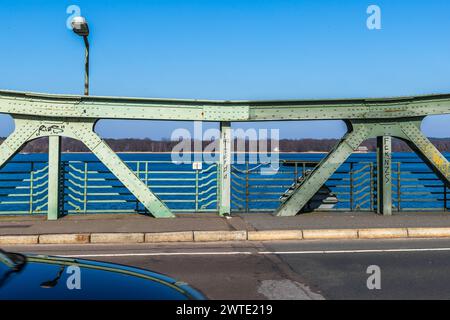 Auf der Glienicker Brücke ist die unterschiedliche Lackierung (hellgrün - DDR, dunkelgrün = Westdeutschland) auch nach der deutschen Wiedervereinigung erhalten geblieben. Glienicker Brücke, Potsdam/Berlin, Deutschland Stockfoto