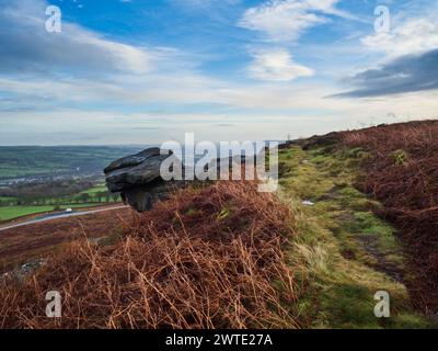 Der Pfannkuchenstein auf dem Ilkley Moor. Wunderschöne Aussicht über die Landschaft von diesen markanten Felsen am Moorrand Stockfoto