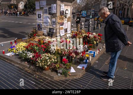 Barcelona, Spanien. März 2024. Ein Mann beobachtet den improvisierten Altar zu Ehren des russischen Gegners Nawalny. Seit dem Tod des russischen Gegners Alexej Nawalny haben zahlreiche Menschen einen Altar geschaffen und Blumen und Porträts von Nawalny am Fuß des monumentalen Laternenpfahls am oberen Ende der Rambla in Barcelona neben dem beliebten Brunnen von Canaletas platziert. (Foto: Paco Freire/SOPA Images/SIPA USA) Credit: SIPA USA/Alamy Live News Stockfoto