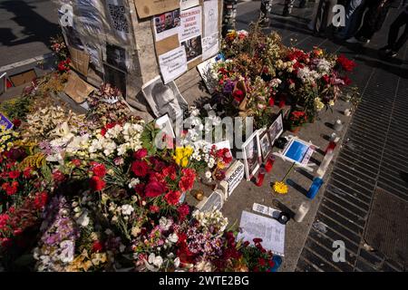 Barcelona, Spanien. März 2024. Zahlreiche Porträts und Blumen sind in Erinnerung an den Tod des russischen Gegners Nawalny zu sehen. Seit dem Tod des russischen Gegners Alexej Nawalny haben zahlreiche Menschen einen Altar geschaffen und Blumen und Porträts von Nawalny am Fuß des monumentalen Laternenpfahls am oberen Ende der Rambla in Barcelona neben dem beliebten Brunnen von Canaletas platziert. (Foto: Paco Freire/SOPA Images/SIPA USA) Credit: SIPA USA/Alamy Live News Stockfoto