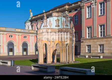 Im Innenhof des brandenburgischen Landtags befindet sich eine Nachbildung des alten Potsdamer Stadtschlosses, das im Zweiten Weltkrieg schwer beschädigt wurde und dessen Ruinen in der DDR-Zeit abgerissen wurden. Der brandenburgische landtag befindet sich hinter der wiederaufgebauten Fassade des ehemaligen preußischen Stadtschlosses. Alter Markt, Potsdam, Brandenburg, Brandenburg, Deutschland Stockfoto