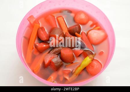 Mariniertes Gemüse (Torshi) oder gemischtes eingelegtes Gemüse aus Gurken, Karotten, Rüben, Zwiebeln, rote Paprika und Salz, ägyptischer Appetit Stockfoto